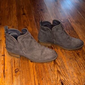 Universal Thread booties